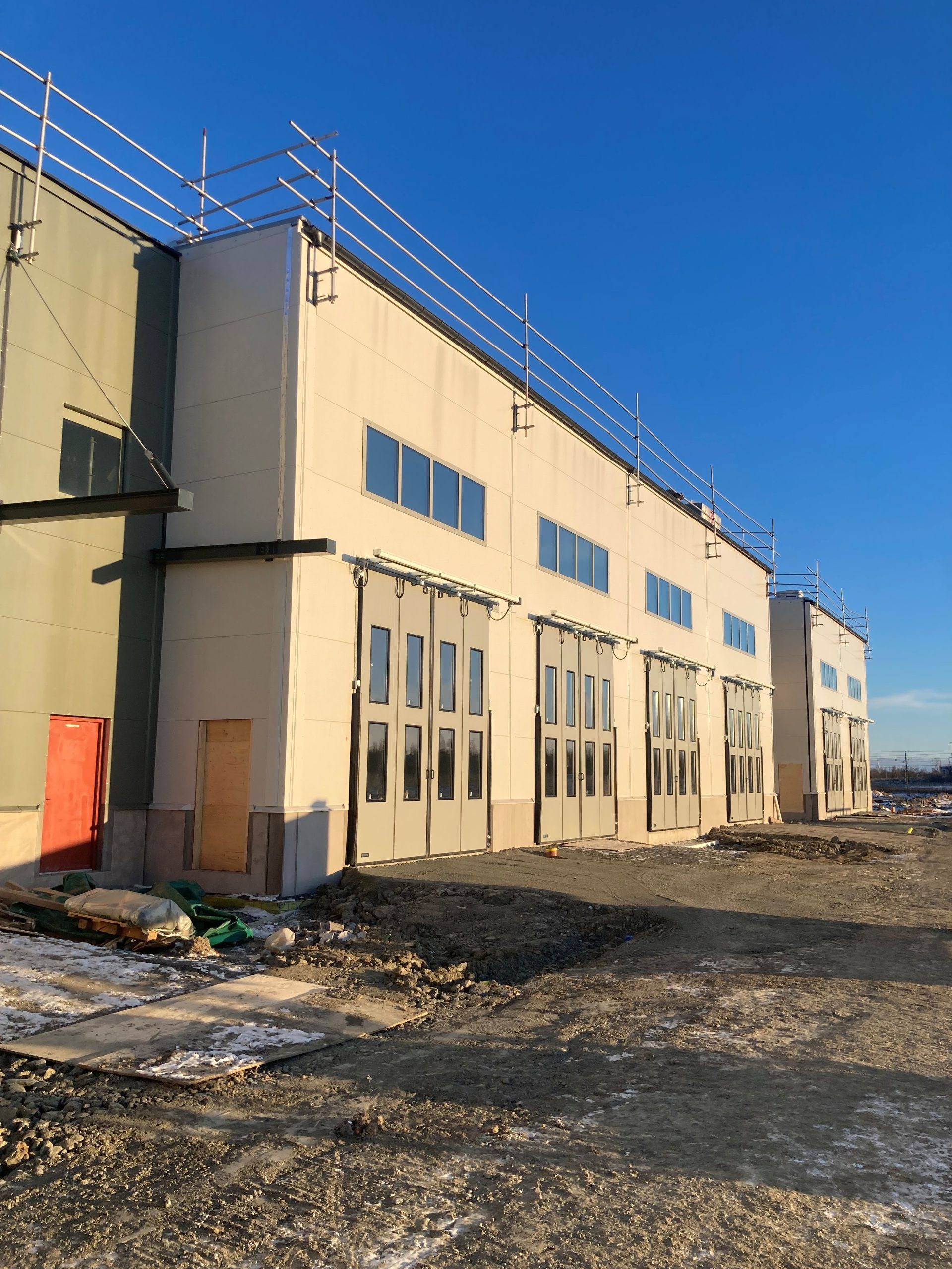fasad 6 industriportar på rad